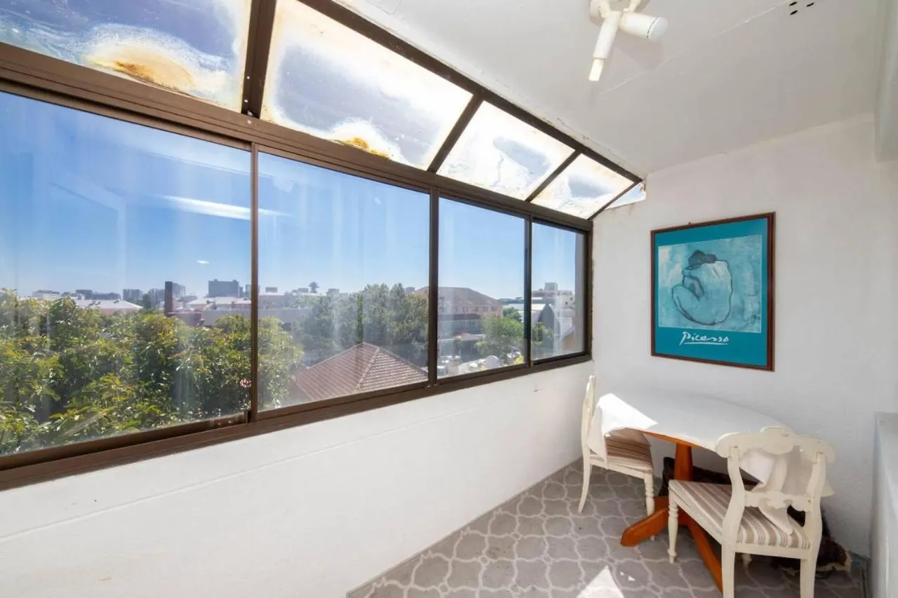 Bright And Homey 1 Bedroom In Gardens Cape Town 0*,